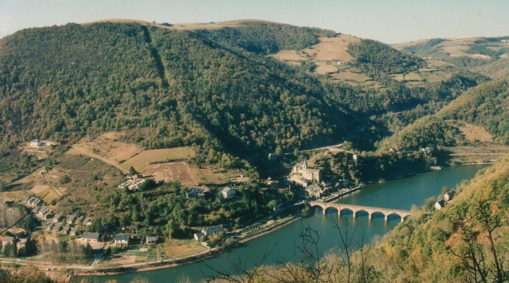 Photo Lincou dans la Vallée du Tarn, sur la commune de Réquista. La liste Ensemble pour Réquista, avec pour tête de liste Michel Laurens, propose dans son programme de ne pas oublier tous les villages de la commune : Combradet, Hôpital Bellegarde, Lebous, Lincou, Saint Julien, et de continuer à faire prospérer le tourisme dans la région. Découvrez tout le programme ensemble pour Réquista aux municipales 2026.
