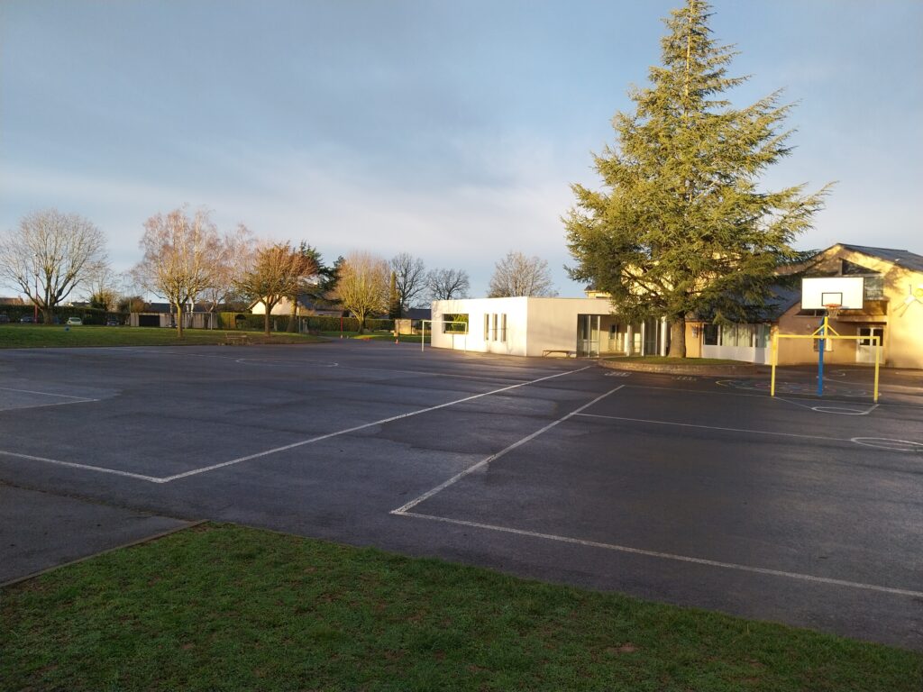 Photo du groupe scolaire public La Lande à Réquista, la liste Ensemble pour Réquista, avec pour tête de liste Michel Laurens, veut continuer à soutenir les écoles et maternelles du village de Réquista s'ils sont élus aux élections municipales 2026.